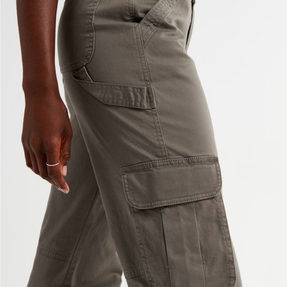 Abercrombie Women’s Relaxed Cargo Pants - Picture 4 of 10